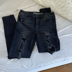 AMERICAN EAGLE RIPPED SKINNY JEANS